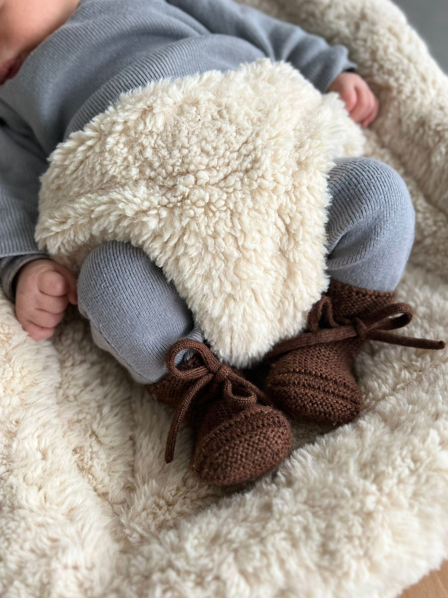 Hvid - booties - wool baby socks - dark brown